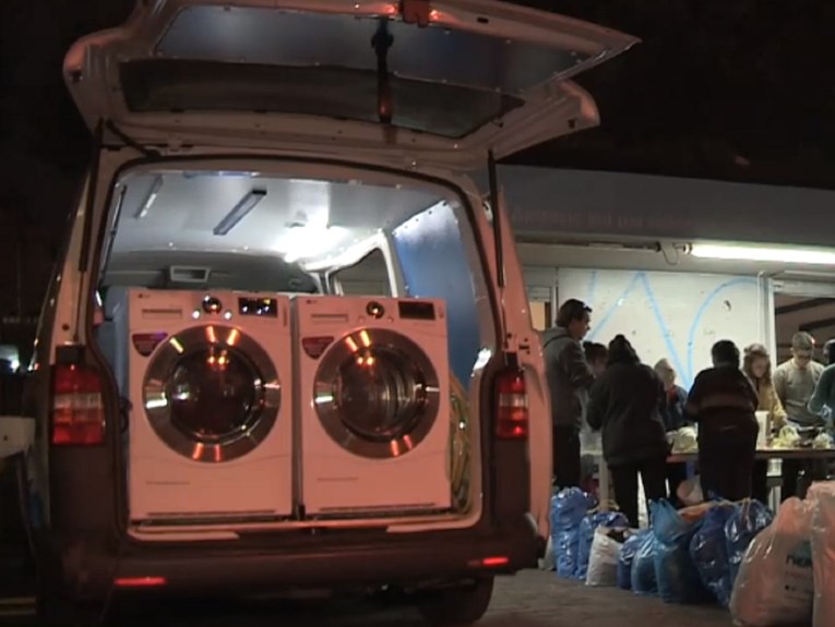 VIDEO Ulicama Atene vozi kombi koji je besplatna praonica odjeće za beskućnike i migrante