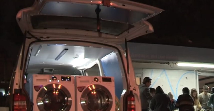 VIDEO Ulicama Atene vozi kombi koji je besplatna praonica odjeće za beskućnike i migrante