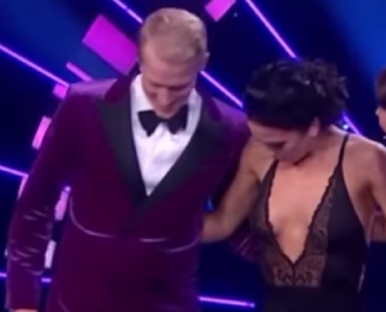 VIDEO Atraktivna plesačica otplesala seksi tango pa publici "slučajno" pokazala golu dojku