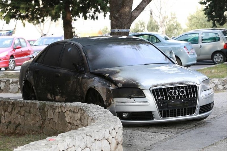 VIDEO Obračun u Splitu: Izrešetali mu kafić, a sada i zapalili skupocjeni Audi
