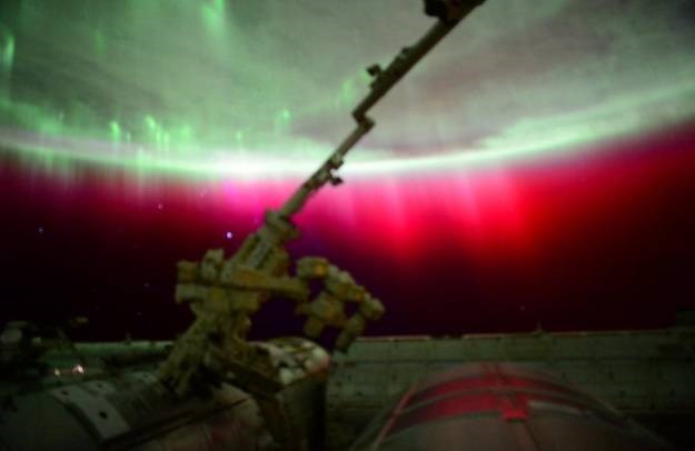 Golema solarna oluja stigla do Zemlje i uzrokovala crvenu polarnu svjetlost