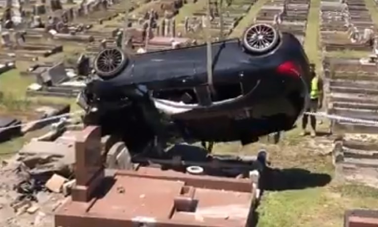 VIDEO Pijani vozač uništio najmanje 15 spomenika na groblju u Sydneyju