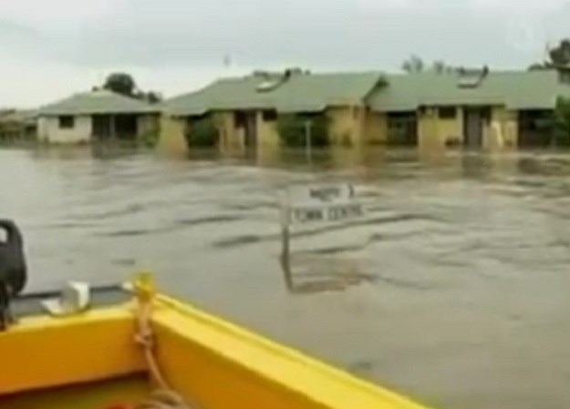 Velika poplava potopila gradić u Australiji, a mještani u strahu jer su se u gradu pojavili krokodili