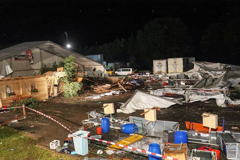 Dvoje ljudi poginulo kada se zbog oluje srušio šator u Austriji