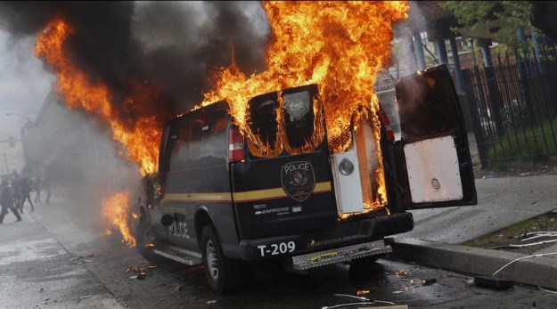 Izvanredno stanje u Baltimoreu: Stotine mladih uništavaju grad i spaljuju policijska vozila