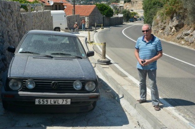 Teatar apsurda kraj Dubrovnika: Automobil zarobljen u nogostupu zbog susjedske zavade