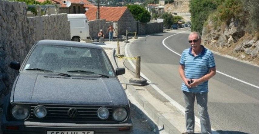 Teatar apsurda kraj Dubrovnika: Automobil zarobljen u nogostupu zbog susjedske zavade