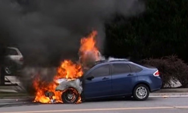 Osvijetlio spremnik goriva upaljačem pa mu eksplodirao auto
