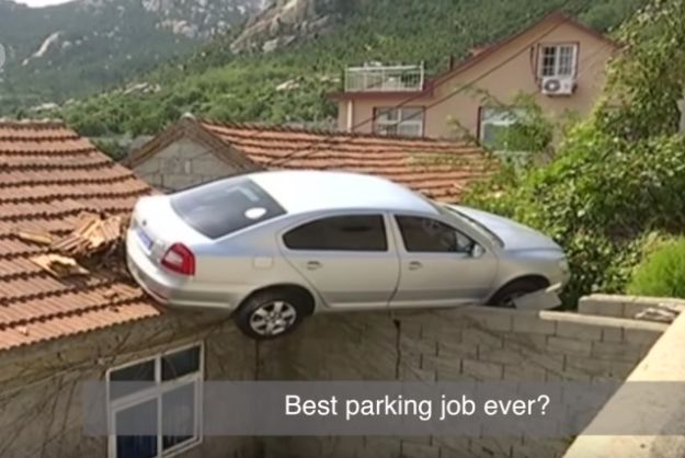 VIDEO Najnesretniji vozač na svijetu: Izletio s ceste i škodu parkirao na krov kuće