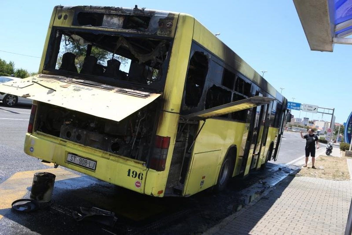 FOTO U Splitu kod benzinske pumpe planuo gradski autobus