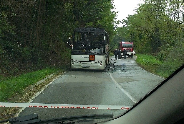 Umalo tragedija: Kod Varaždina se zapalio školski autobus, vozač se spašavao skakanjem kroz prozor
