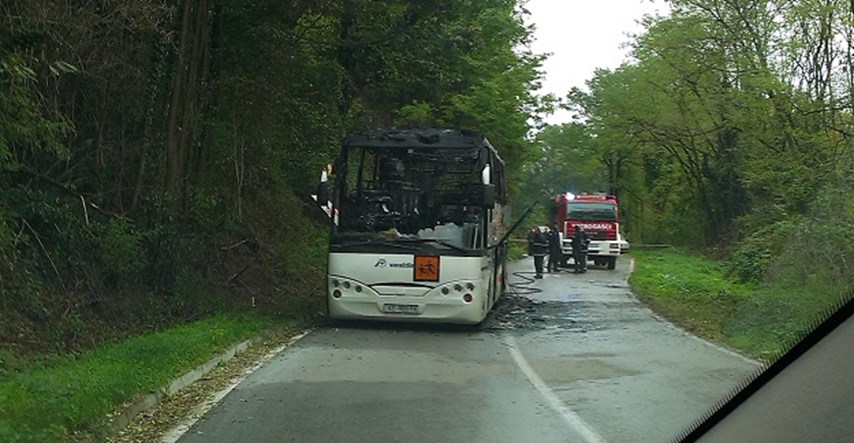 Umalo tragedija: Kod Varaždina se zapalio školski autobus, vozač se spašavao skakanjem kroz prozor
