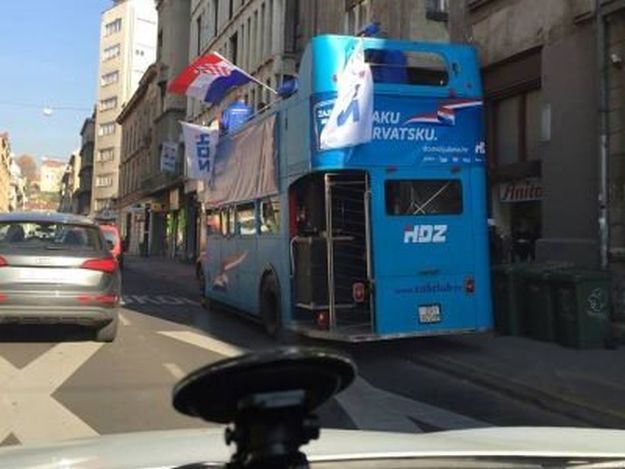 HDZ-ovci u teškom prekršaju: Autobus parkirali na nogostup pa blokirali put pješacima i biciklistima