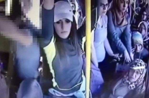 VIDEO Manijak se počeo trljati o ženu u autobusu, ono što se dogodilo neće nikad zaboraviti