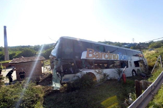 U Srbiji se prevrnuo autobus s turistima, jedna osoba poginula, 62 su ozljeđene