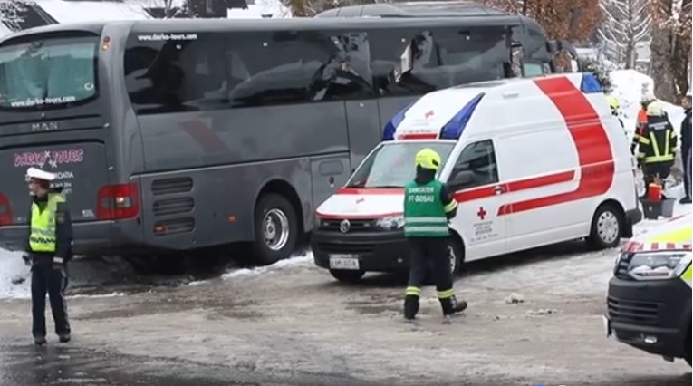 Teška nesreća hrvatskog autobusa u Austriji, ozlijeđeni vozač i 23 putnika