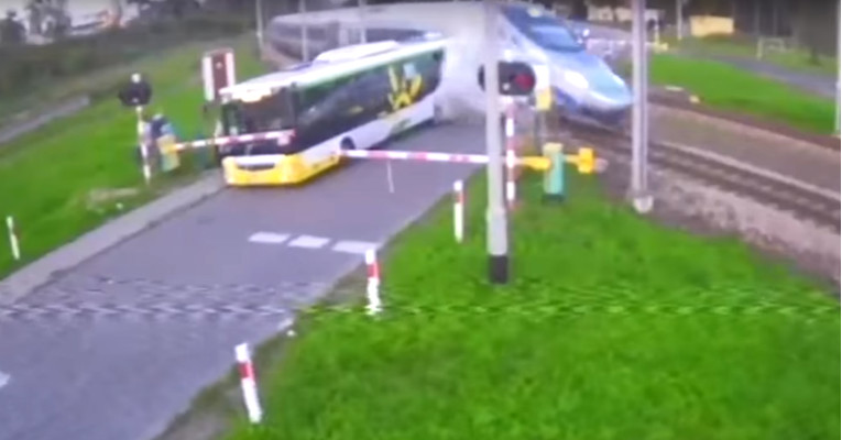 VIDEO Zbog jednog nesmotrenog manevra vlak naletio na autobus