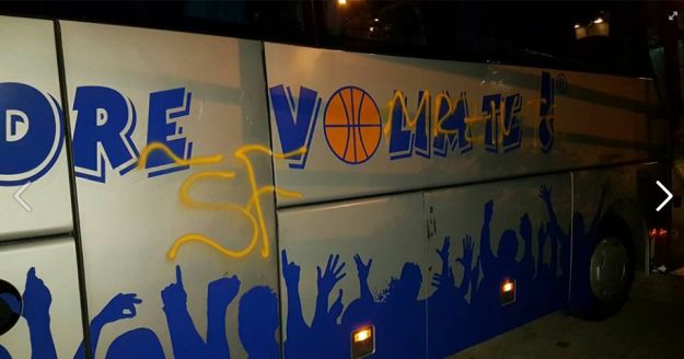 Funcuti u Šibeniku devastirali autobus Zadra
