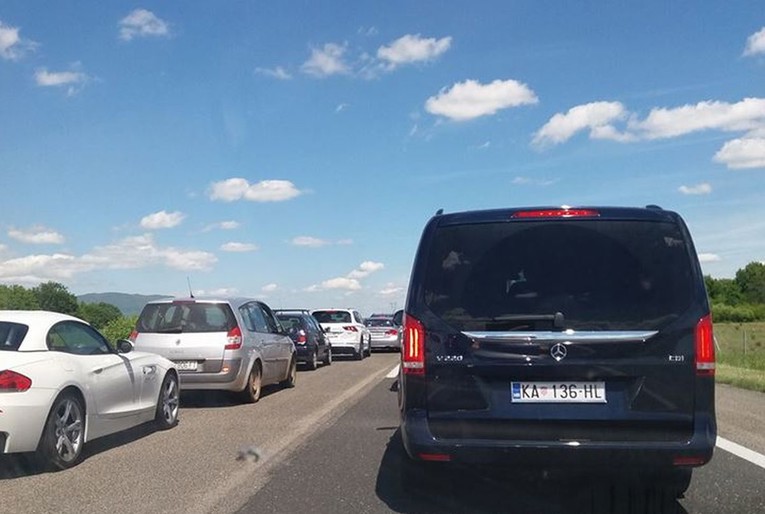 UPOZORENJE VOZAČIMA Auti stoje u koloni na autocesti od Karlovca prema Zagrebu