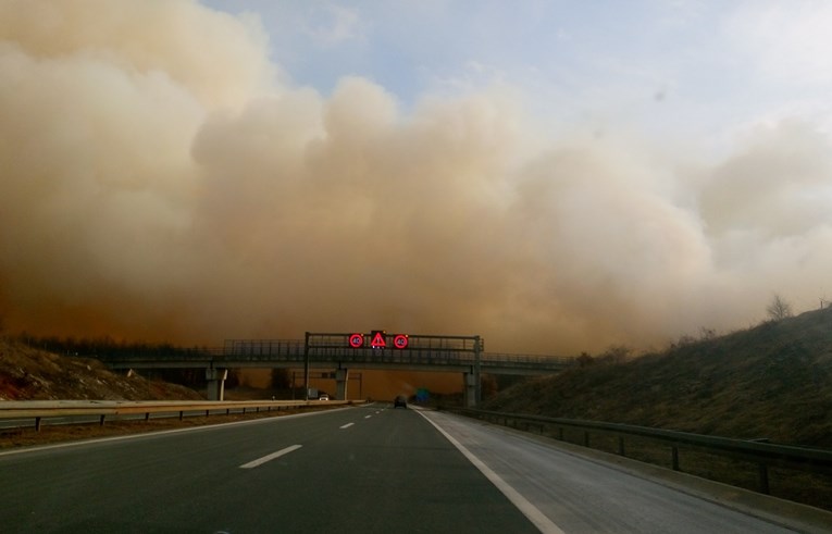 FOTO Na autocesti A1 od dima se nije vidjelo ništa, je li to uzrok lančanog sudara?