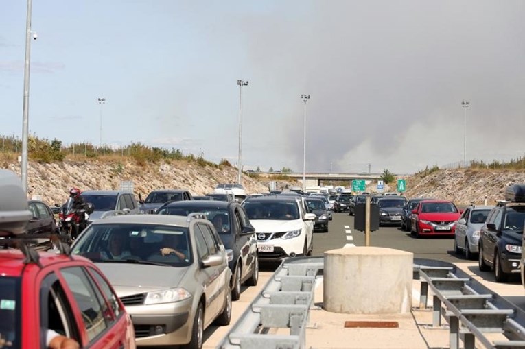 HAK UPOZORAVA Požar na autocesti A2, kod Jankomira se vozi u koloni i jednim trakom