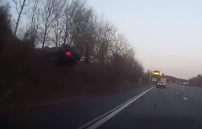 VIDEO Auto letio zrakom pa se preokrenuo za 360 stupnjeva: "Skoro si me ubio"