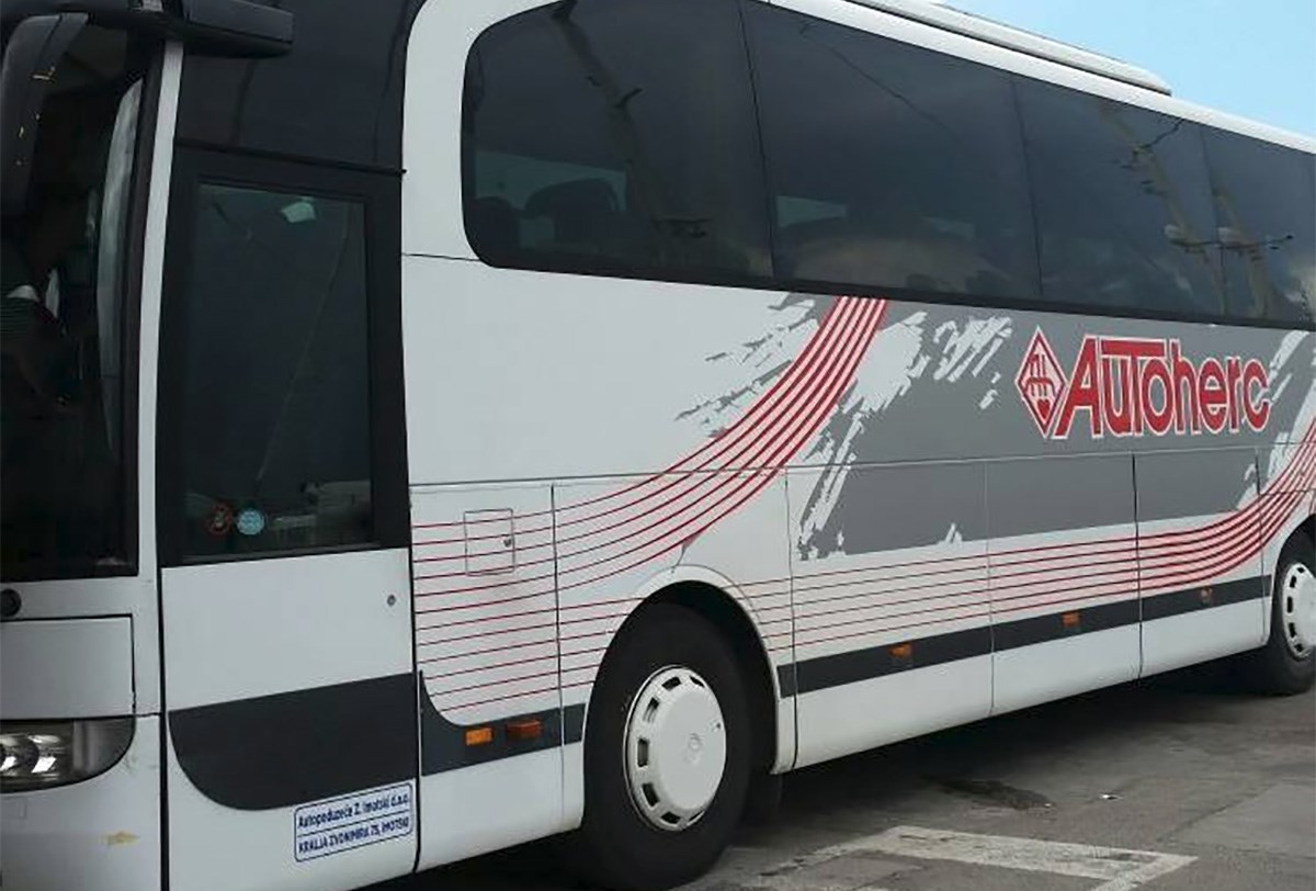 Policija pronašla kradljivce autobusa u Imotskom, provozali se pa ga ostavili u šumi