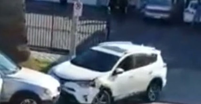 VIDEO Ludnica ispred trgovine: Dvije bijesne žene se posvađale pa se autima zabijale jedna u drugu