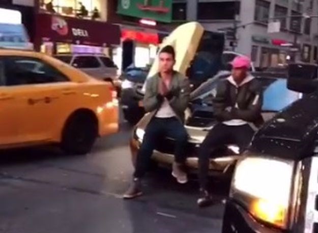 VIDEO Zaustavili promet zbog fotke za Instagram, lik iza njih poludio i napravio nešto brutalno