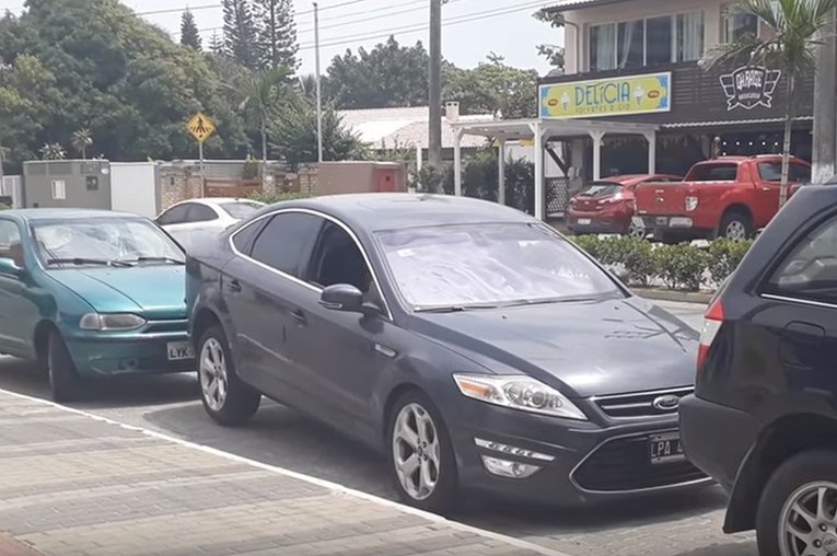 VIDEO Isparkiravanje "lebdećeg" automobila ostavilo ljude u čudu: "Kakva je ovo magija?"