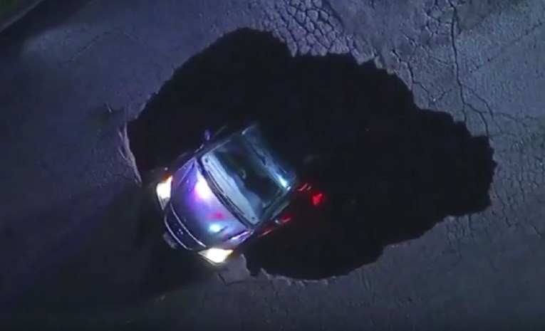 VIDEO Oluja kod Los Angelesa otvorila veliku rupu na cesti, automobili padali unutra