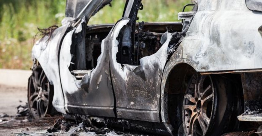 U Francuskoj na Badnjak zapaljeno preko 800 automobila