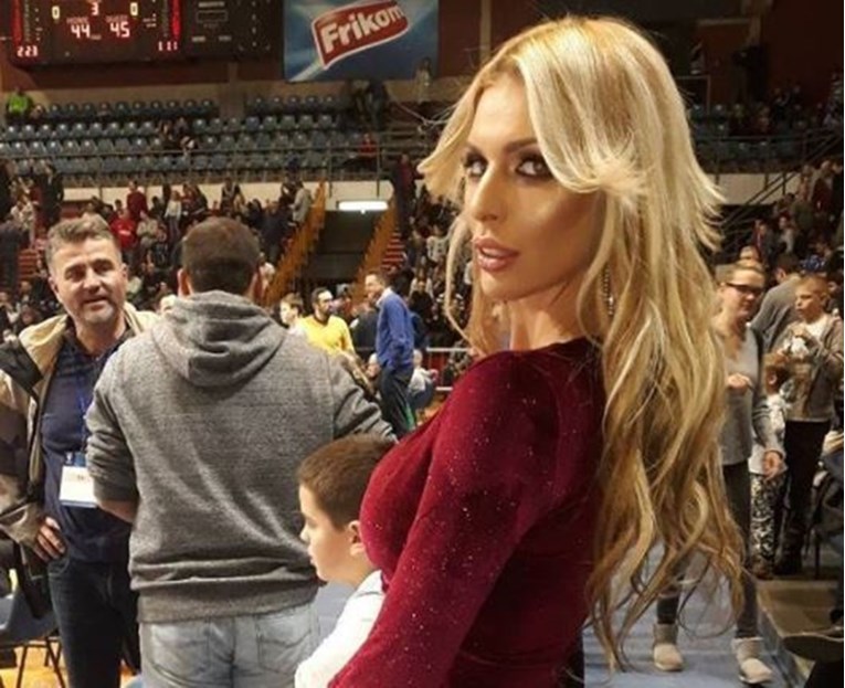 FOTO Ava Karabatić navijala za srpske košarkaše u haljini ogromnog dekoltea