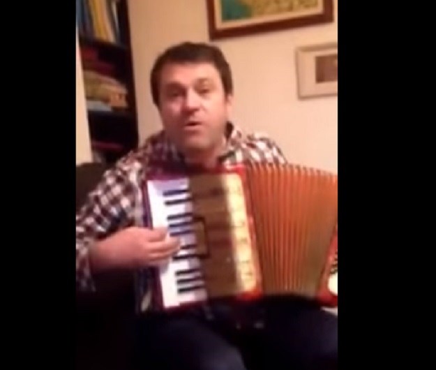 Alen Vitasović se primio harmonike i zasvirao Huljićevu pjesmu