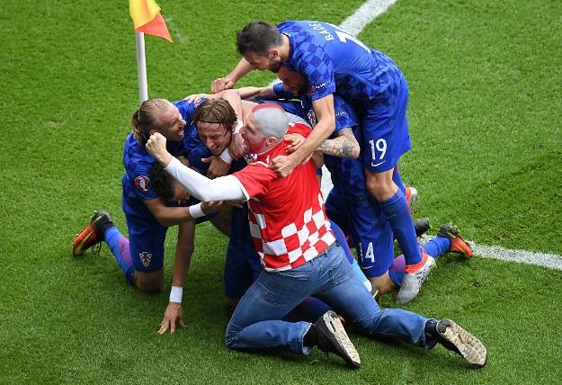 VIDEO Pogledajte kako je hrvatski navijač utrčao u teren i izljubio Luku Modrića