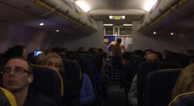 Pijan i polugol podivljao u avionu