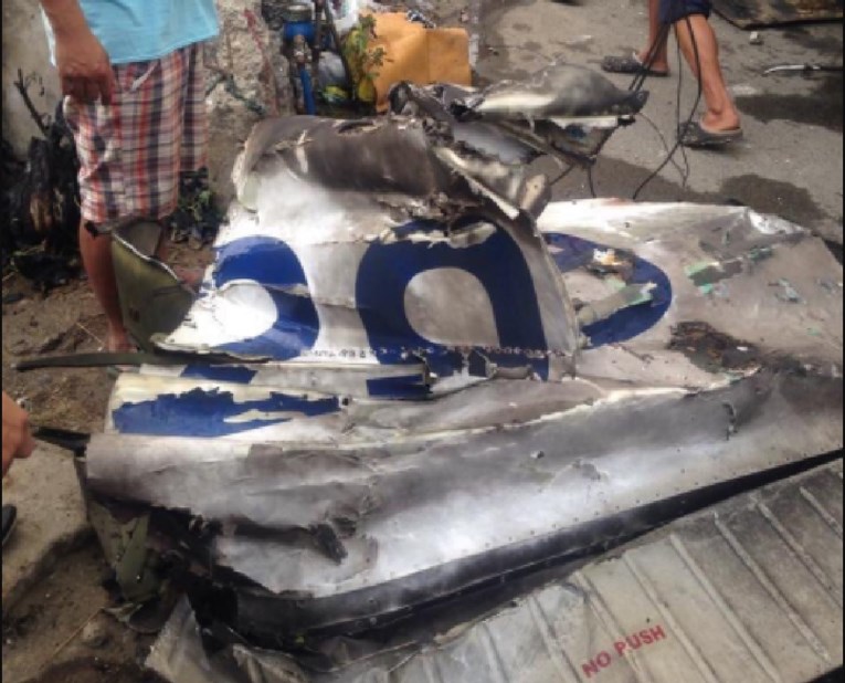 FOTO Avion se zabio u kuću pored glavnog grada Filipina, deset osoba poginulo