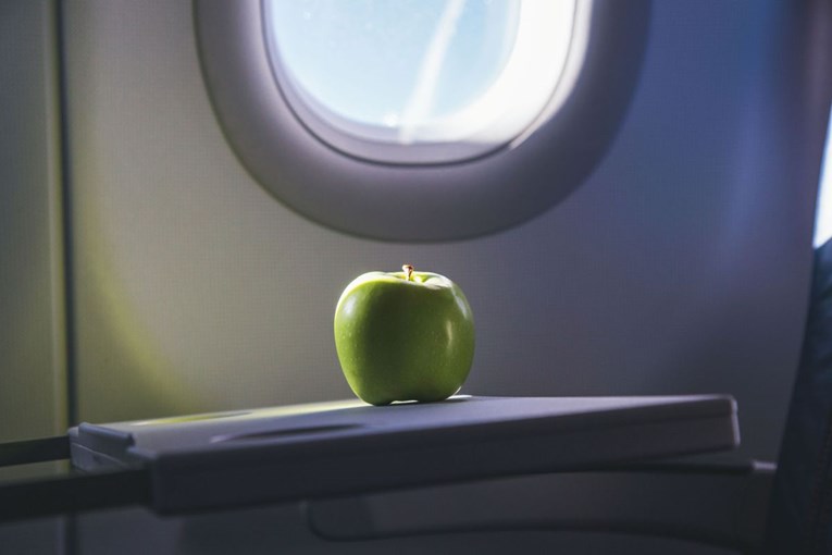 Putnica mora platiti 500 dolara jer je htjela ući s jabukom u avion