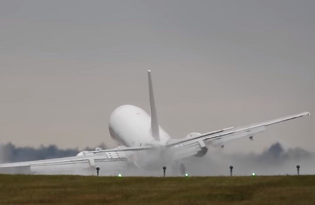 VIDEO Pilot Boeinga u zadnji čas izbjegao sudar s pistom i totalnu katastrofu