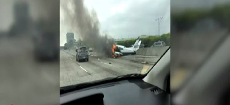 VIDEO Sudar kamiona i zrakoplova na autocesti u SAD-u: Putnici preživjeli