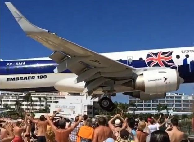 Nevjerojatna snimka: Zrakoplov gotovo dotaknuo ljude na plaži