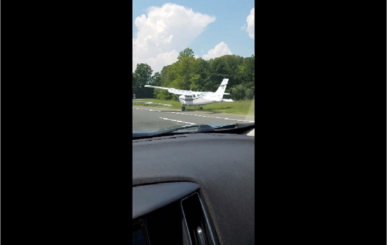 VIDEO Avion sletio na autocestu u SAD-u: "Zamalo se zabio u mene"