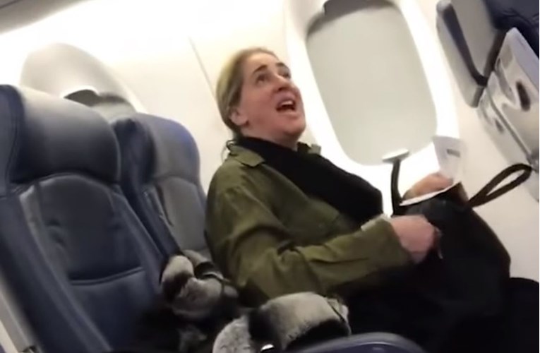 VIDEO Žalila se što sjedi kraj uplakanog djeteta u avionu, reakcija stjuardese je šokirala