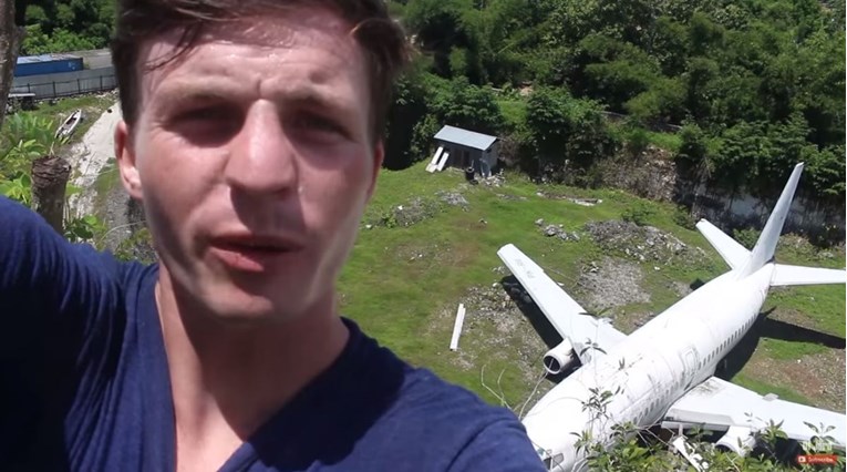 VIDEO Nitko ne zna otkud se na Baliju pojavio napušteni Boeing 737, ali svi se naslikavaju kraj njega