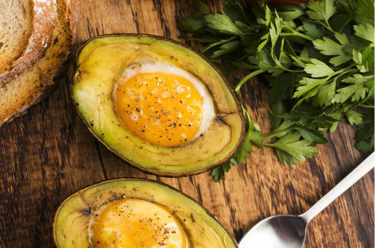 Kako napraviti savršeno pečena jaja u avokadu?
