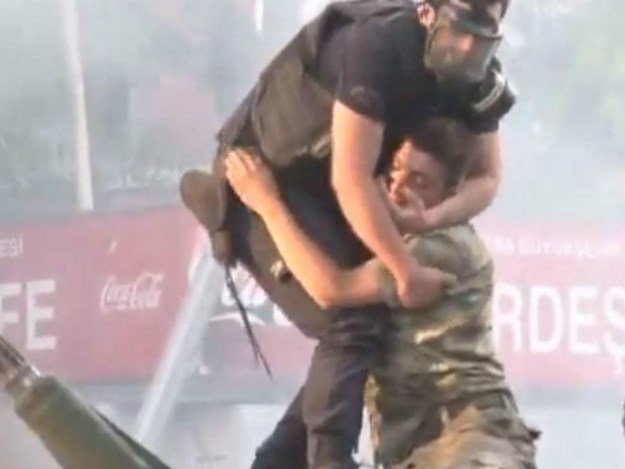 VIDEO Anonimni junak: Policajac usred vojnog udara obuzdao rulju i spasio vojnika