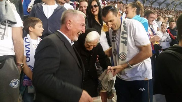 Baba u crnom na derbiju uz Bile: Mara više od 20 godina starija od Torcide!