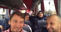 VIDEO Rukometaši se nabrijavali pjesmom u busu: Ništa taktika,  samo hrvatsko srce!