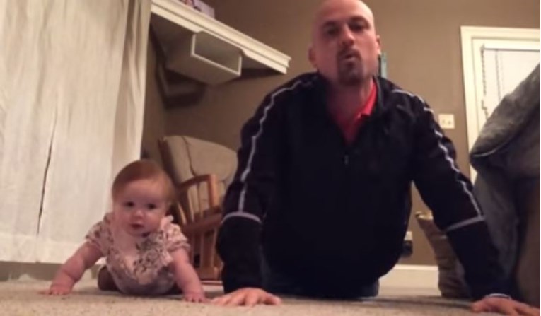 Beba - fitness trenerica: Kako malena Lilly Ann vodi tatu kroz vježbanje