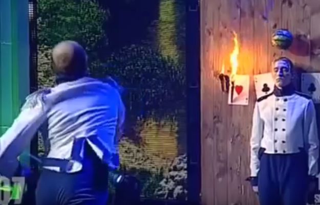 VIDEO Supertalent za horor: Ludi bacač noževa skoro ubio svog pomoćnika